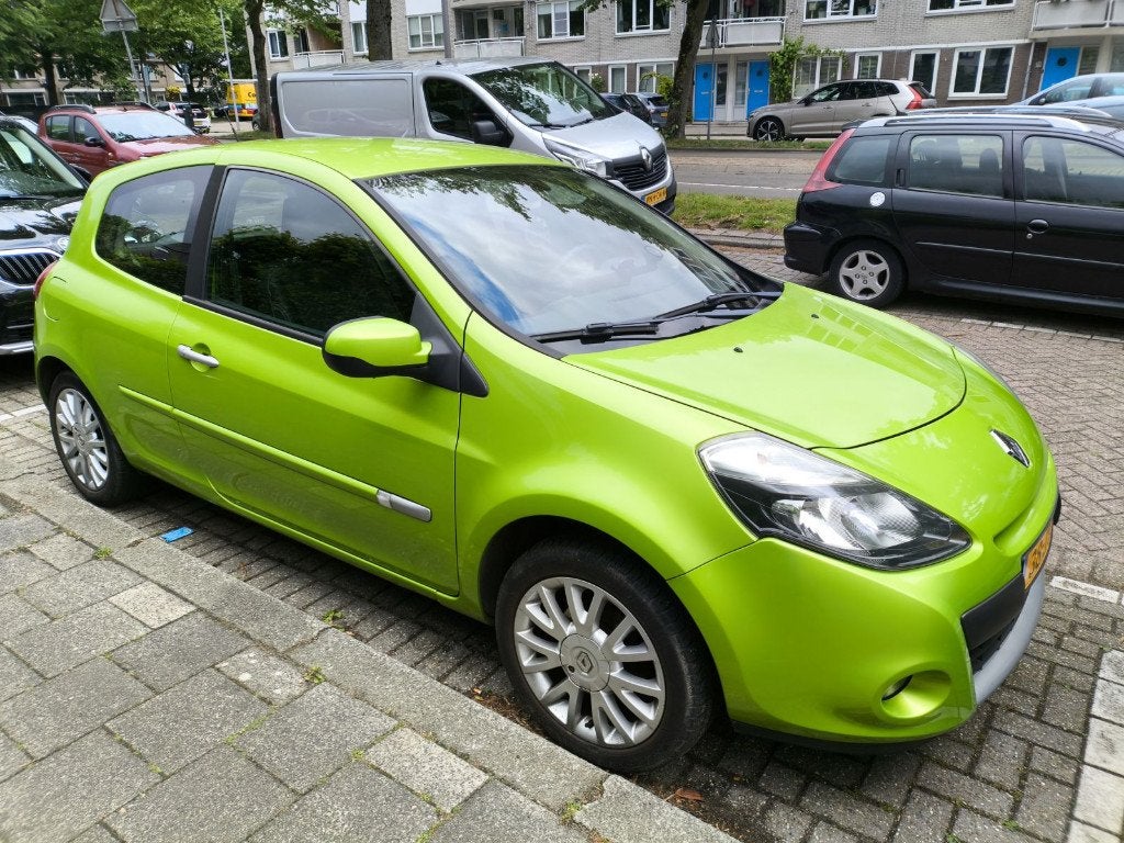 NWE DISTR.RIEM, CONDENSOR || Renault Clio 1.2, Voorwielaandrijving, Zwart, 49 €/maand, Origineel Nederlands