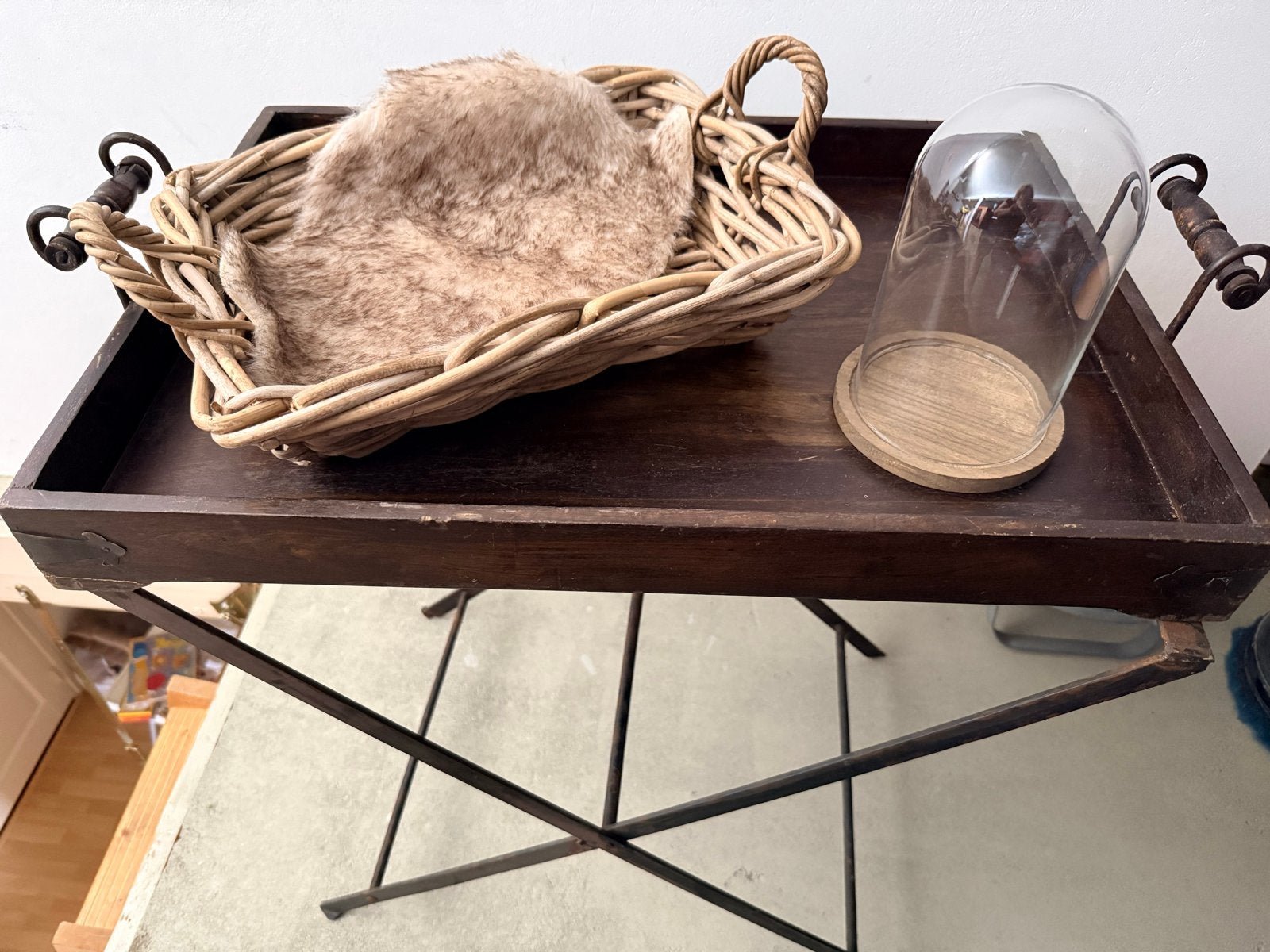 Vintage houten dienbladtafel met metalen onderstel, Antiek en Kunst, Ophalen
