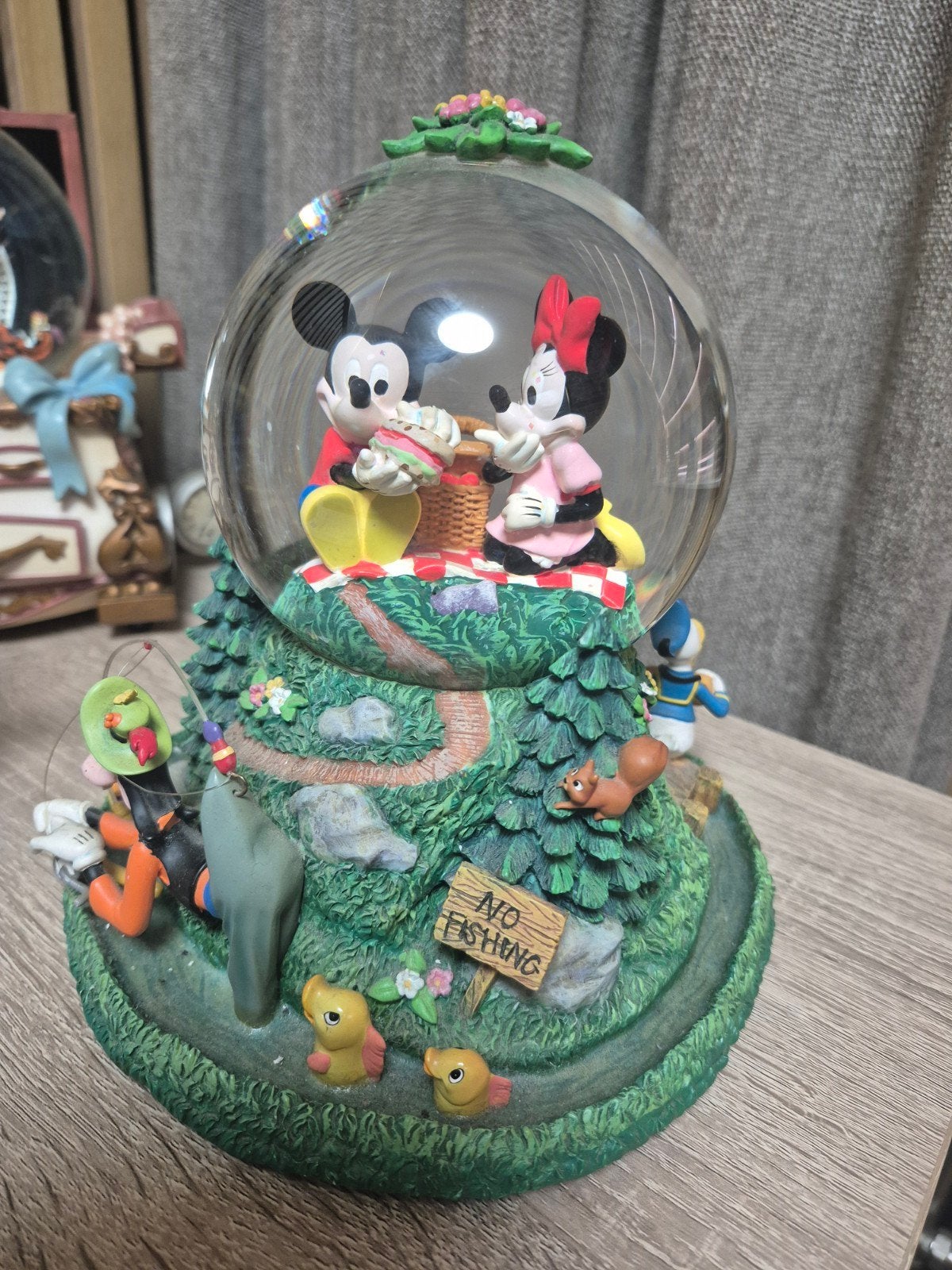 Disney Snowglobe Mickey & Minnie Picknick met vrienden, Ophalen of Verzenden