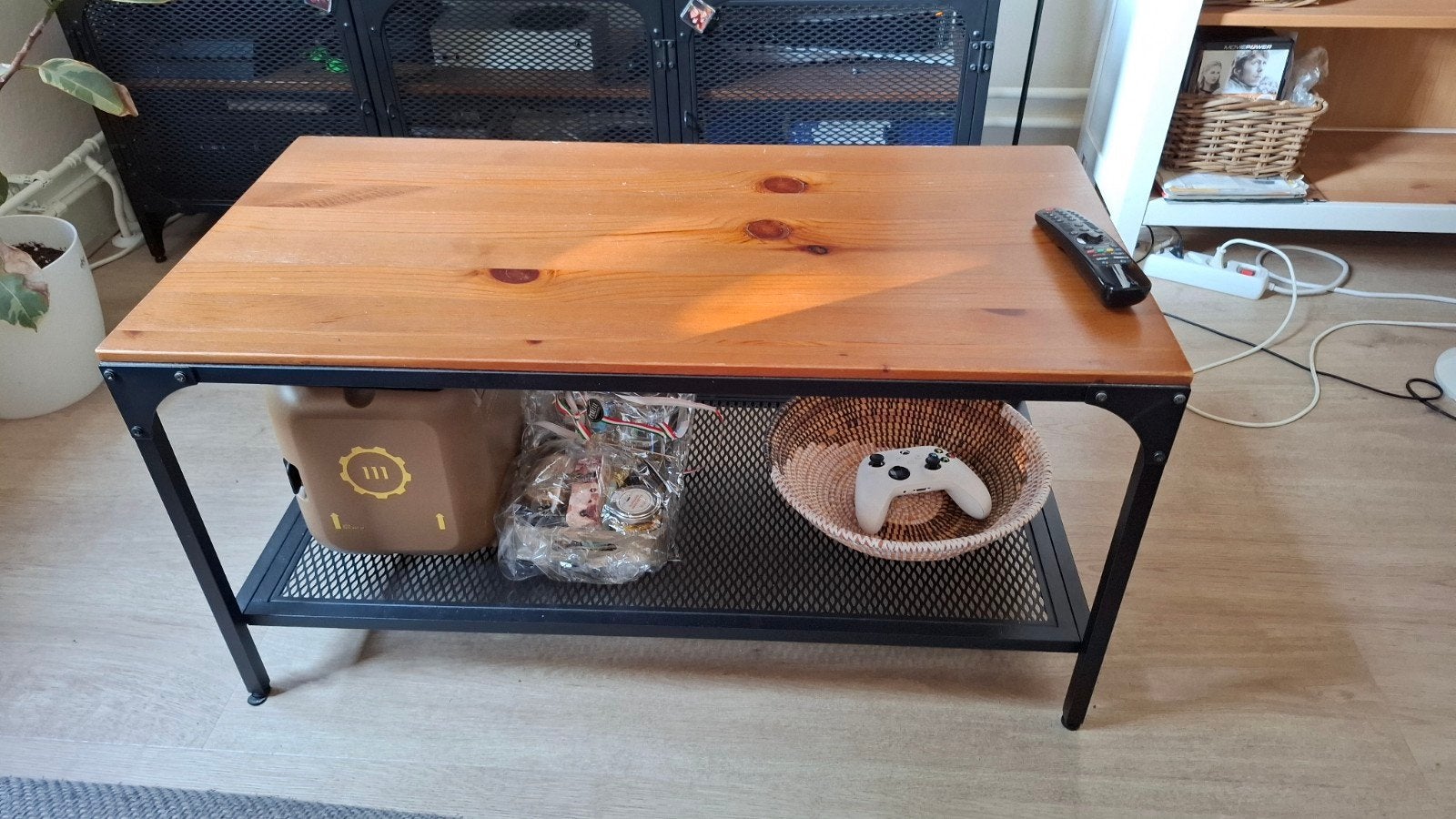IKEA salontafel FJÄLLBO industriële look hout en metaal, Huis en Inrichting, Tafels | Salontafels, 50 – 75, Minder dan 50 cm, Gebruikt