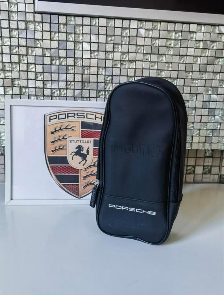 Origineel porsche olie fles hoes 

Zie foto's voor de afme, Ophalen of Verzenden, Nieuw