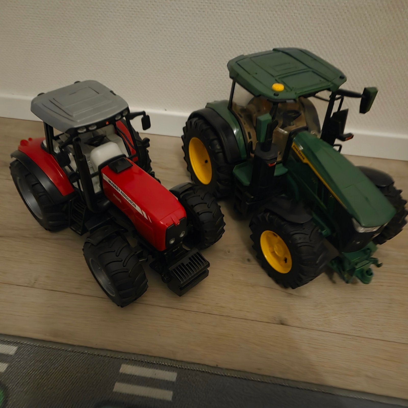 Twee speelgoedtractoren: Massey Ferguson en John Deere, Kinderen en Baby's, Ophalen, Gebruikt