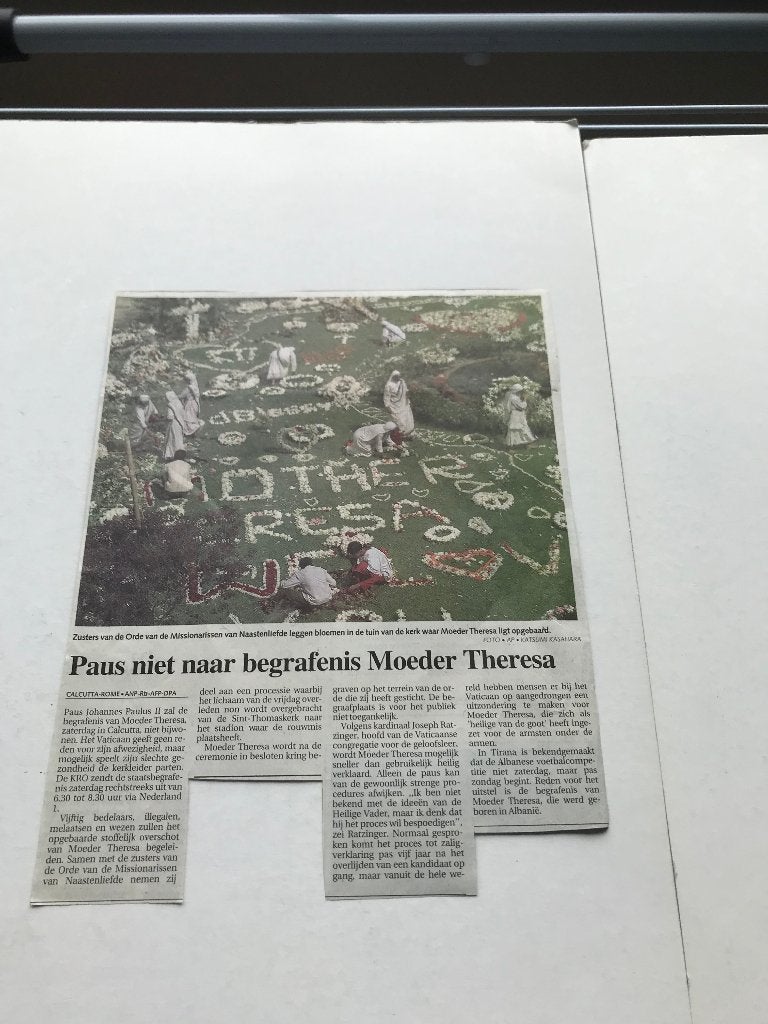 Leidsch dagblad 1997 Paus niet  begrafenis Moeder Theresa, Verzamelen, Ophalen of Verzenden, 1960 tot 1980, Knipsel(s)