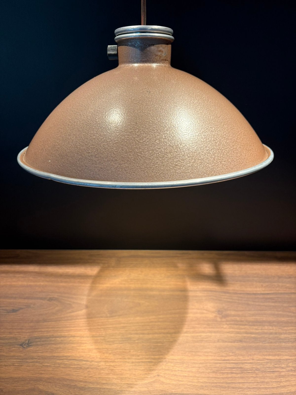 Vintage bruine aluminium hanglamp jaren 50, Ophalen of Verzenden, Gebruikt, Metaal, E27 (groot)