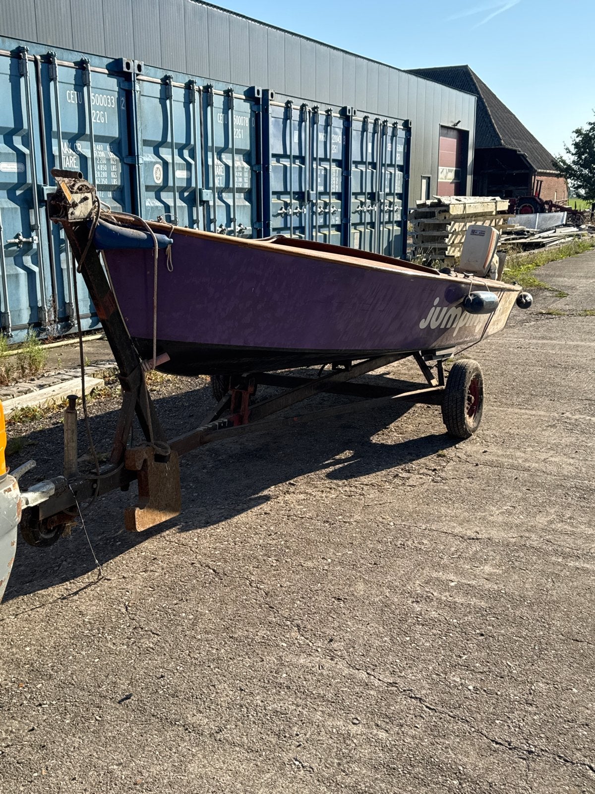 Leuke zeilboot met Johnson buitenboordmotor, Ophalen