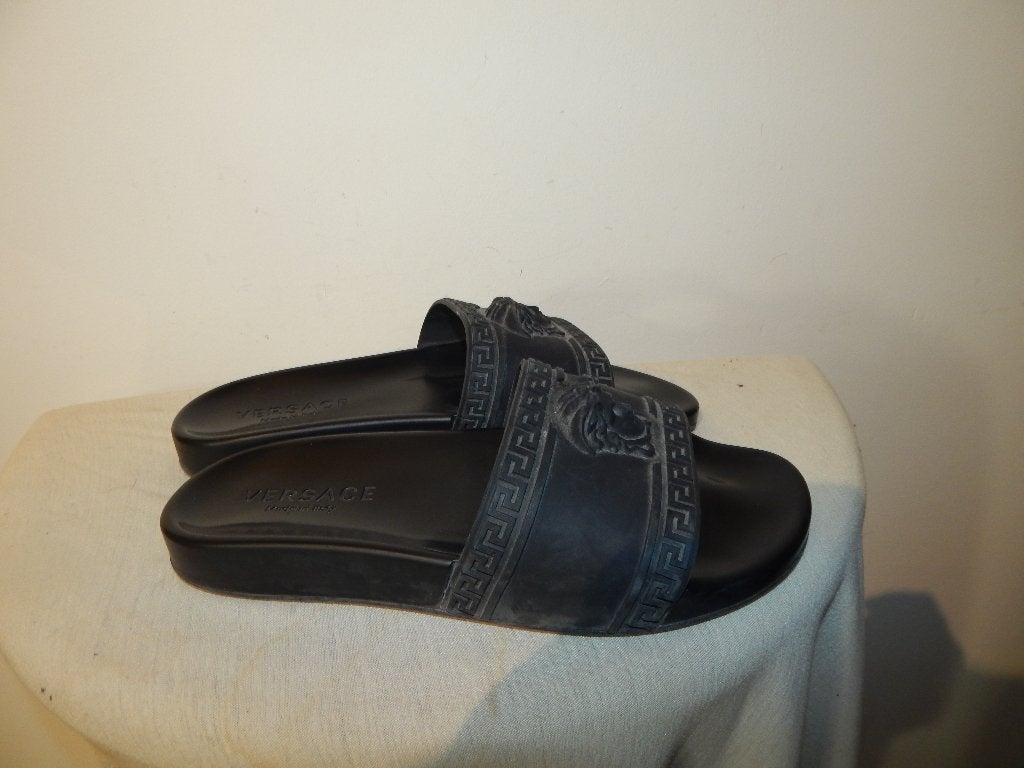 Versace zwarte slippers kunststof Medusa erop kwaliteit 40, Slippers, Verzenden, Zwart, Gedragen