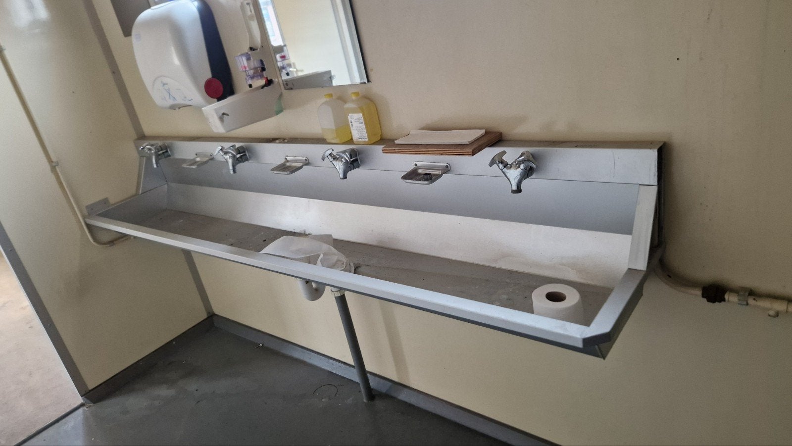 RVS wastrog met 4 mengkranen, 240 cm breed, 42 cm diep, Doe-het-zelf en Verbouw, Sanitair, Ophalen, Rvs, Wastafel
