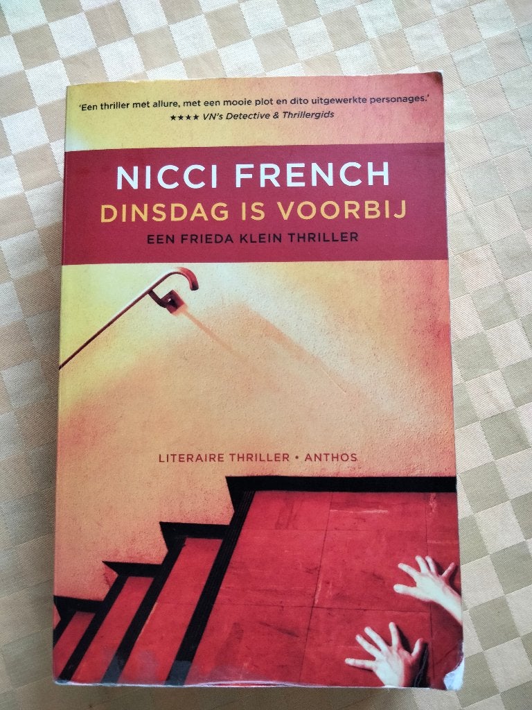 Nicci French - Dinsdag is voorbij & In Hechtenis (2 boeken), Europa overig, Nicci French, Ophalen, Gelezen