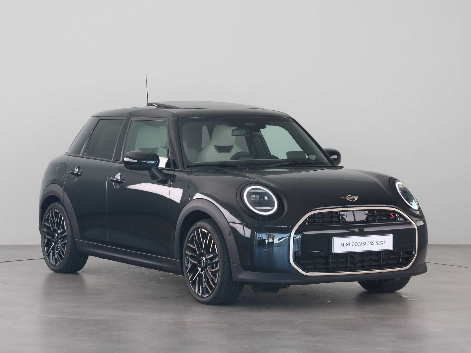 MINI 5-deurs Cooper S Favoured Pakket XL (bj 2026), 4 cilinders, Met garantie (alle), Zwart, Bedrijf