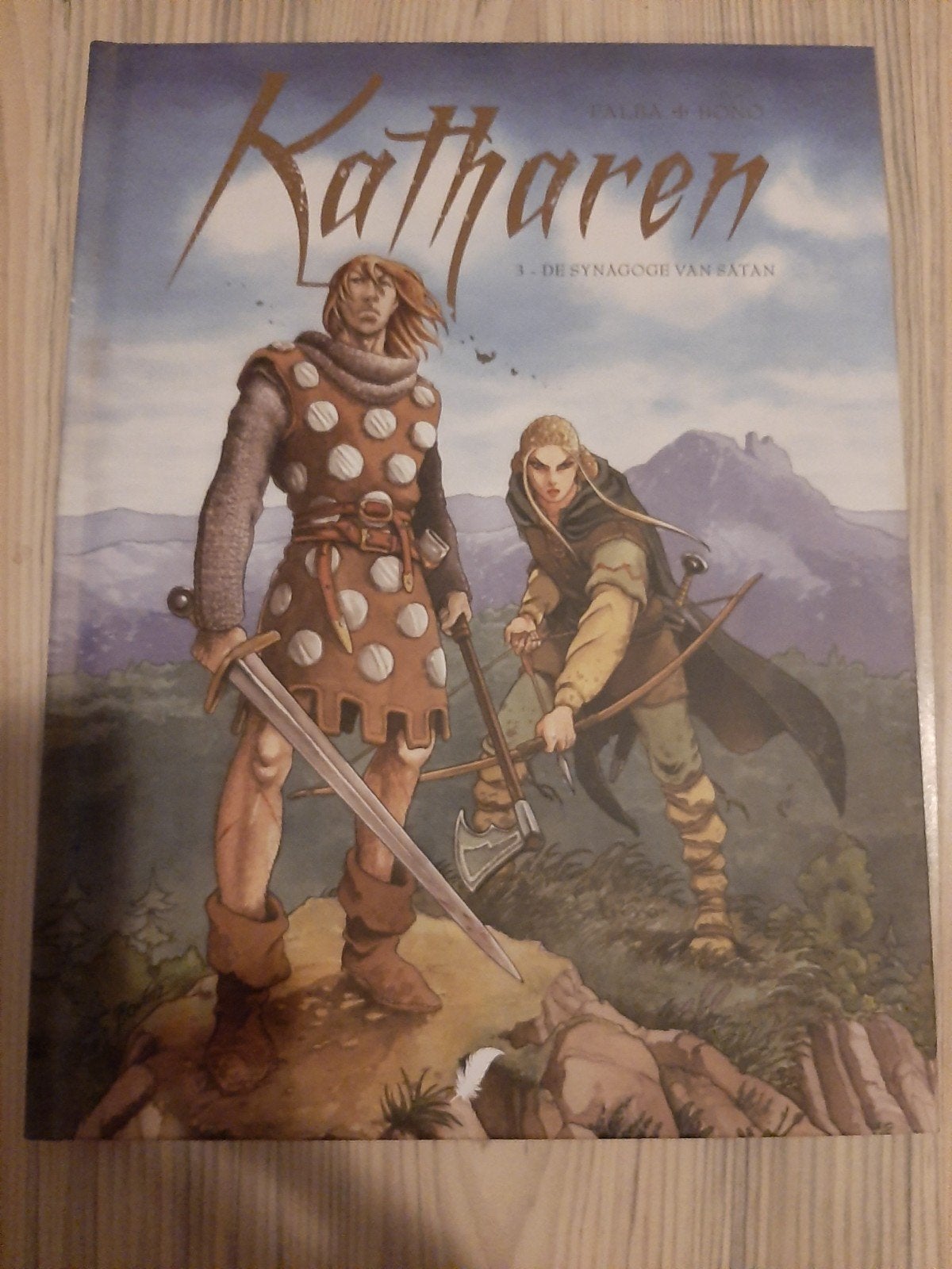 Katharen 1 - De Synagoge van Satan (Hardcover), Boeken, Eén stripboek, Ophalen of Verzenden, Zo goed als nieuw, Falba & Bono