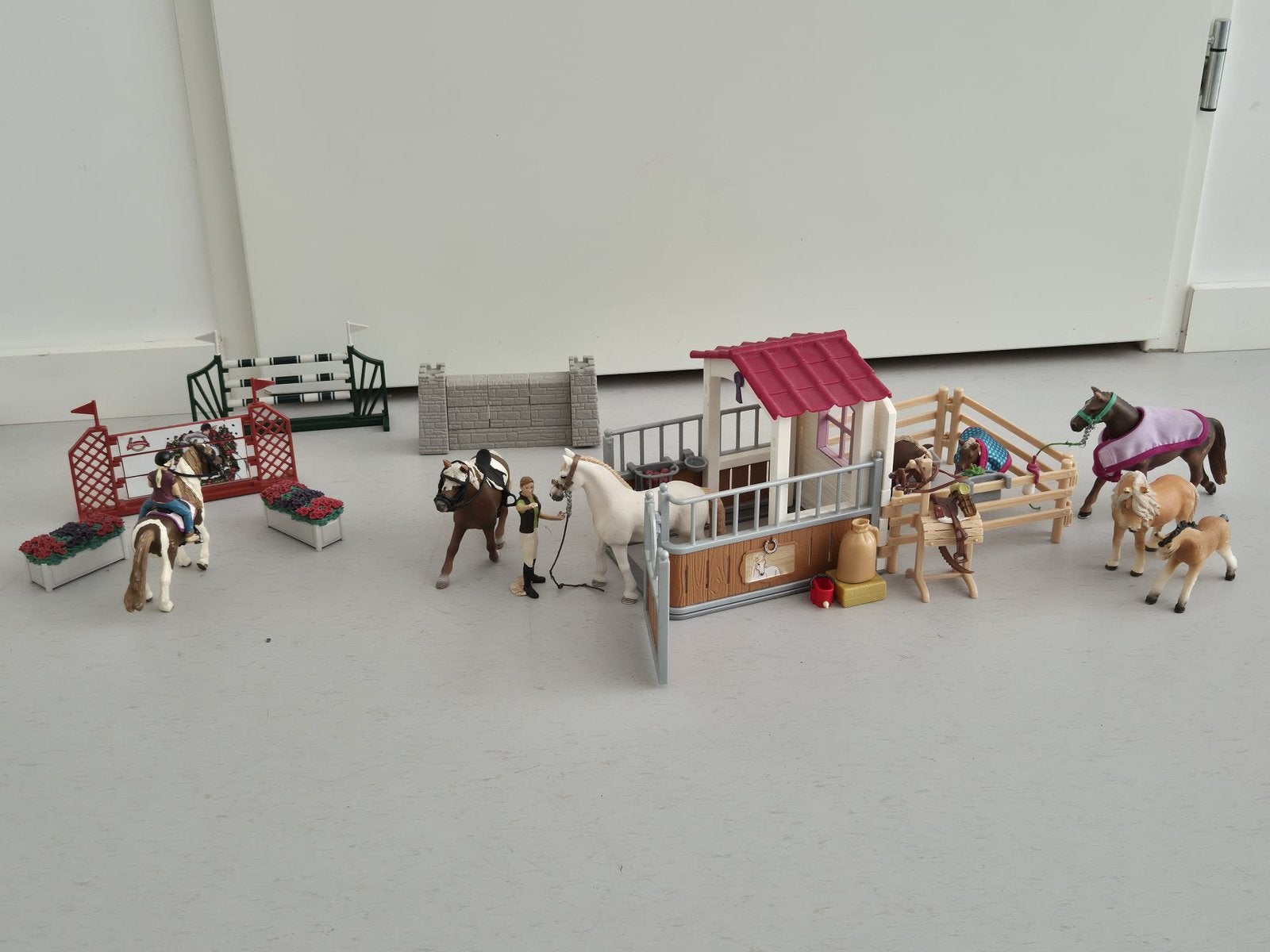 Schleich set met stal + 8 paarden + accessoires, Verzamelen, Ophalen, Gebruikt