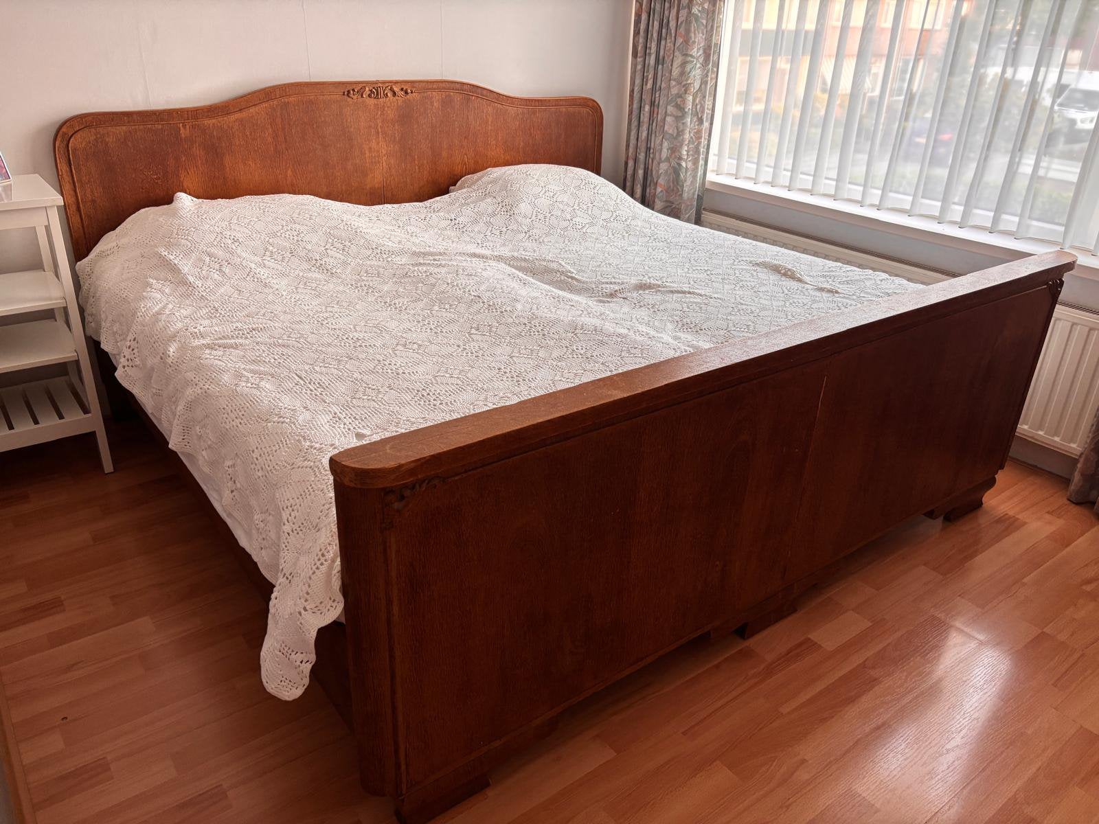 Twee persoonsbed, Huis en Inrichting, Slaapkamer | Bedden, Ophalen, Gebruikt, Bruin, Klassiek houten bed met subtiele details.