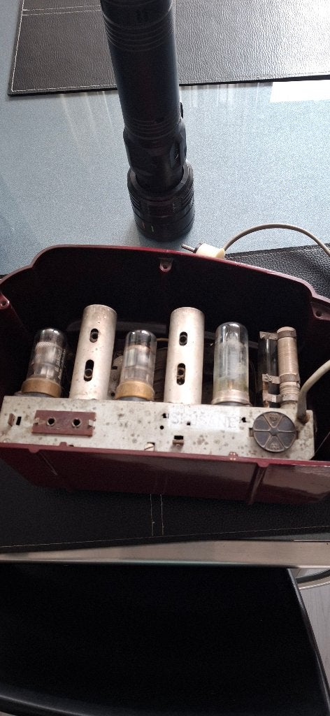 Gezocht spelend binnenwerk van tesla Radio 308 U, Antiek en Kunst, Antiek | Tv's en Audio, Verzenden