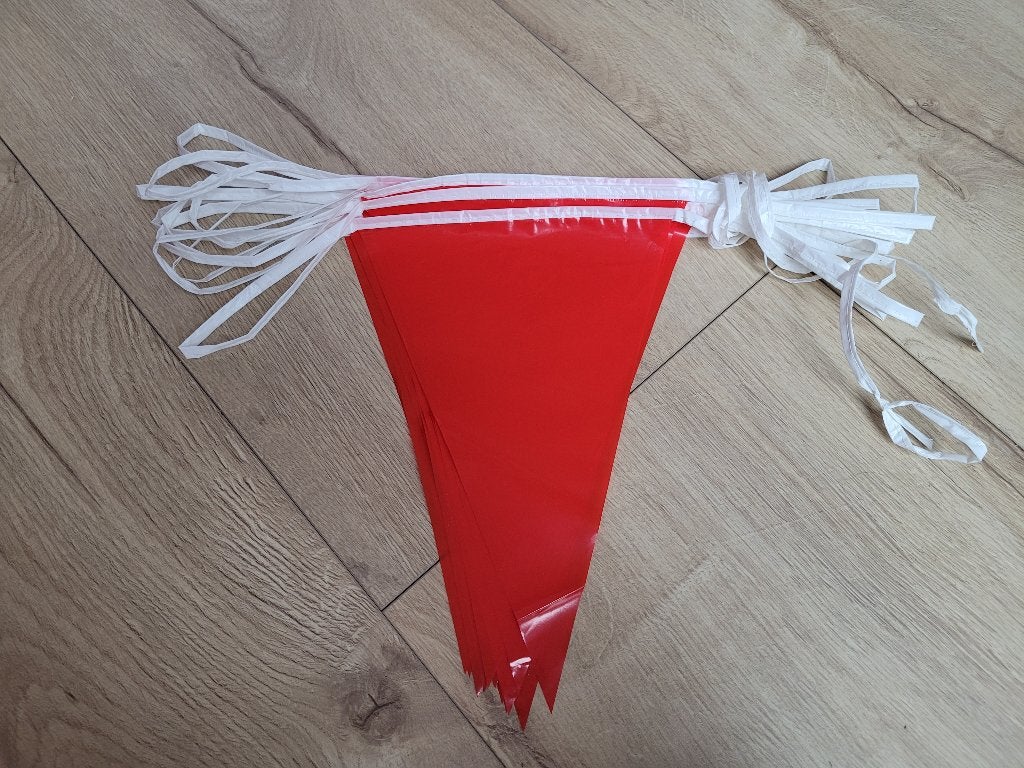 Rood witte vlaggetjes slinger ~ NH9001, Hobby en Vrije tijd, Feestartikelen, Ophalen of Verzenden, Gebruikt, Versiering, Verjaardag