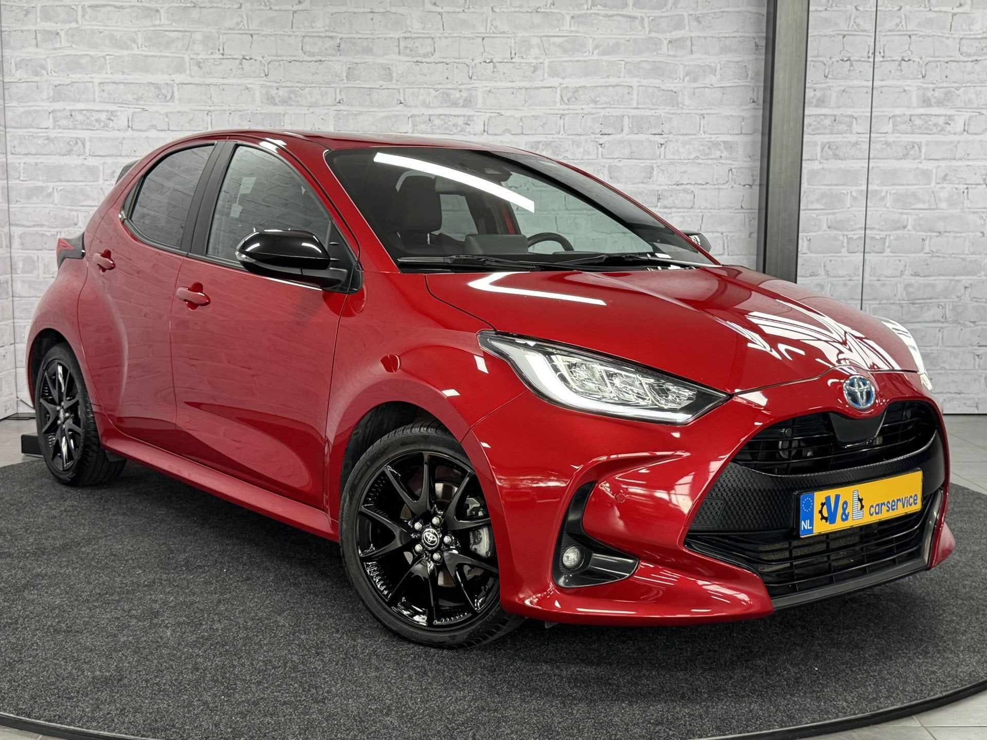 Toyota Yaris 1.5 Hybrid Executive HUD Keyless JBL Camera ACC, Auto's, 450 kg, Gebruikt, Zwart, 23 km/l