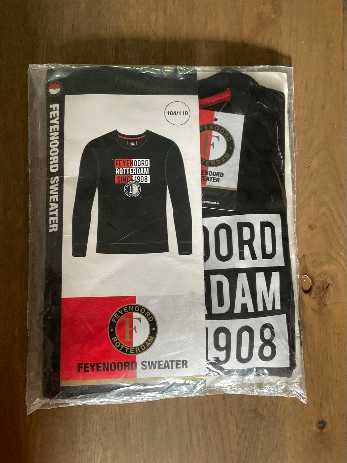 Nieuwe Feyenoord sweater - Zwart - Maat 104/110, Ophalen of Verzenden, Nieuw, Jongen of Meisje, Trui of Vest