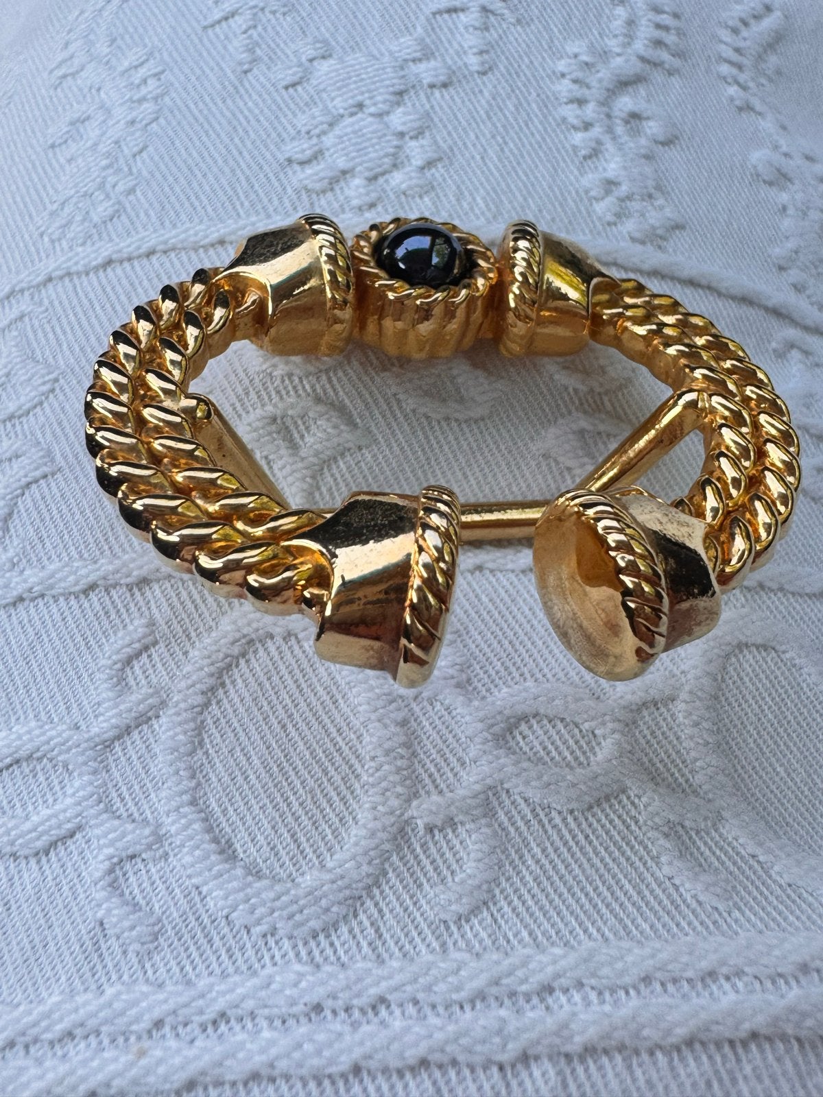 Vintage Malka Paris Gouden sjaal klem met Zwarte Steen, Overige materialen, Ophalen of Verzenden, Zo goed als nieuw, Met edelsteen