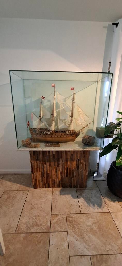 Boot zelfbouw hout in glazen stolp met granieten voet, Hobby en Vrije tijd, Modelbouw | Boten en Schepen, Ophalen