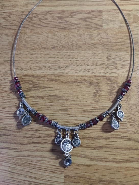 Zilverkleurige ketting met rode kralen en hangers, Met hanger, Overige materialen, Gebruikt, Ophalen of Verzenden