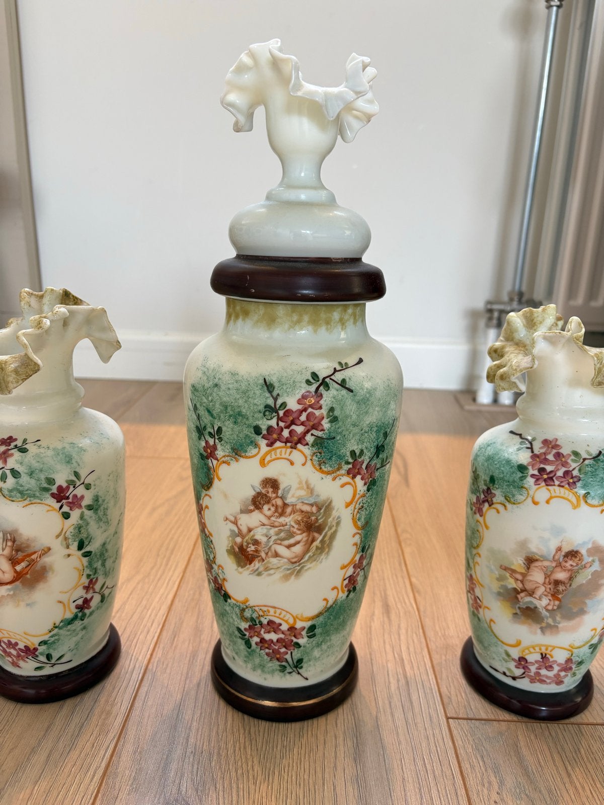 Kaststel 3 Antieke Opaline Vazen Engeltjes en Bloemmotief, Ophalen
