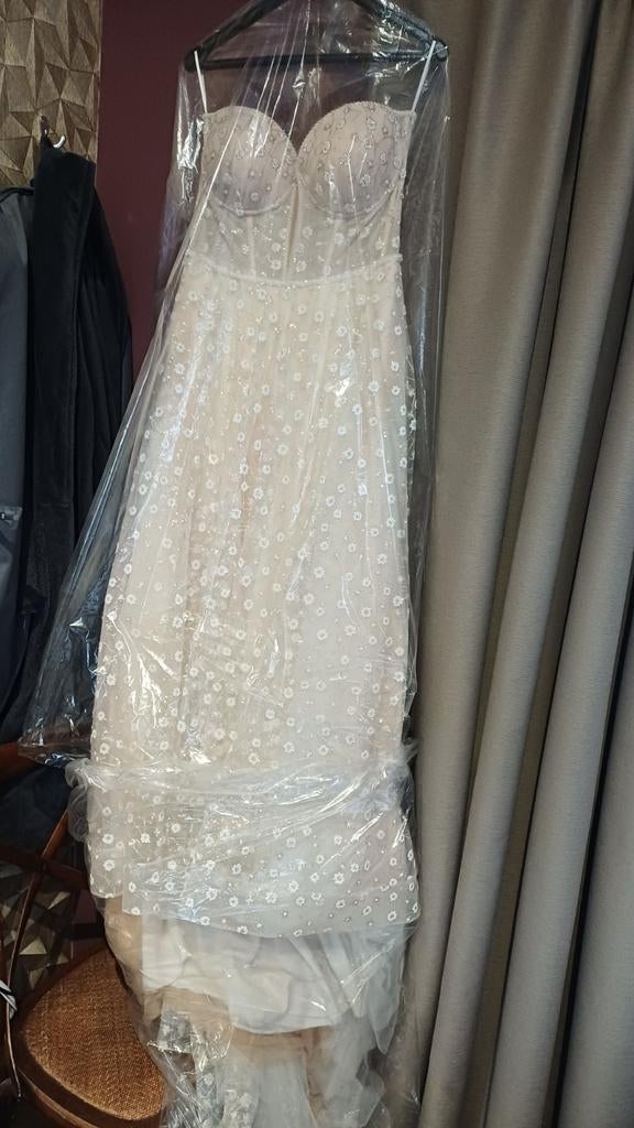 Prachtige bruidsjurk met bloemen en glitter details, Trouwjurk, Wit, Nieuw, Ophalen of Verzenden
