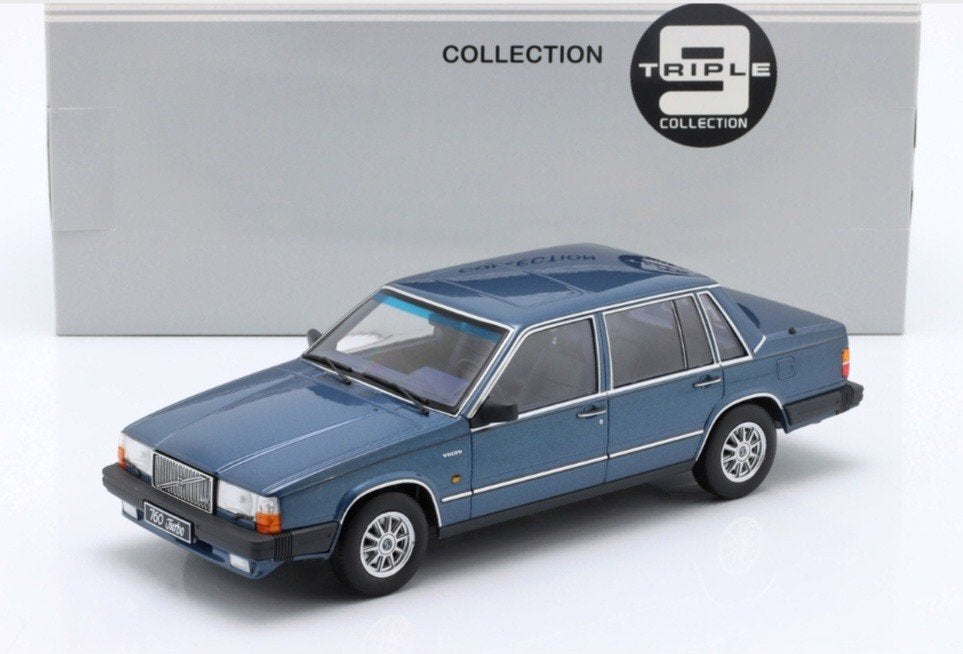 1:18 Volvo 760 uit 1985 Blauw metallic Triple9 Collectibles, Hobby en Vrije tijd, Modelauto's | 1:18, Ophalen of Verzenden, Nieuw