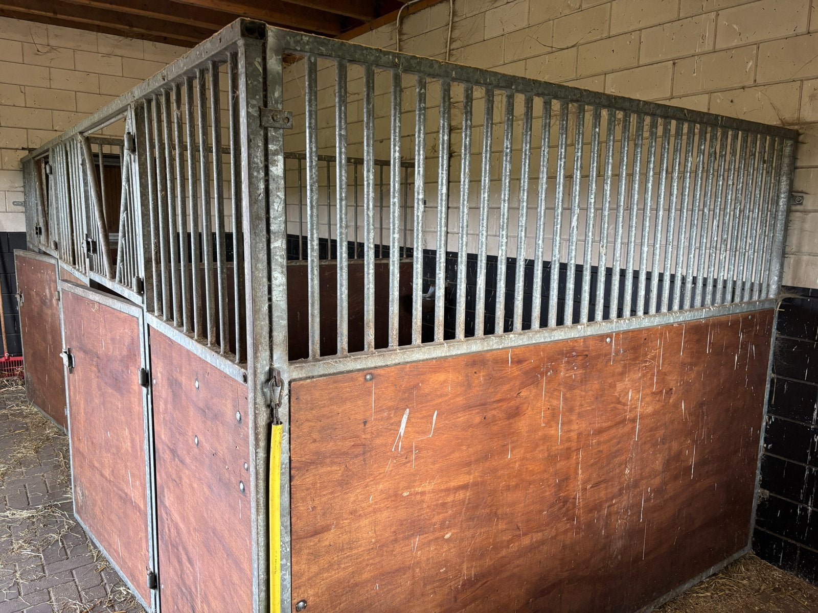 2 paardenstallen, 2 of 3 paarden of pony's