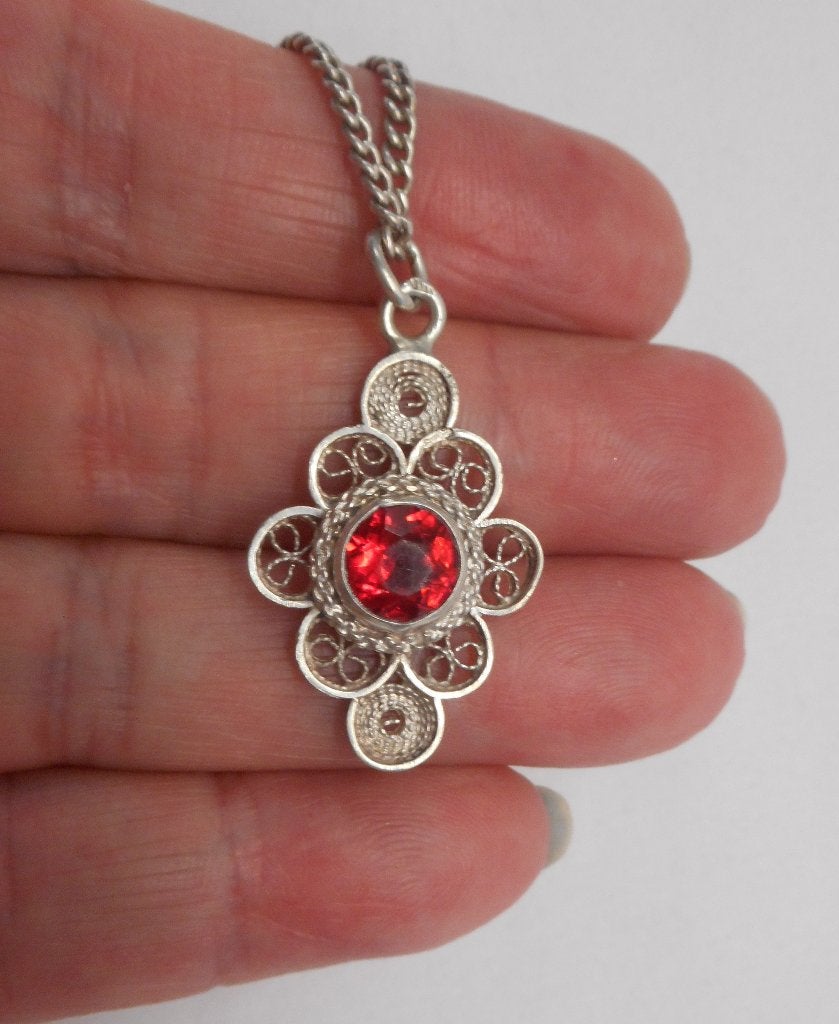 Zilveren ketting met antieke hanger rode steen nr.1896