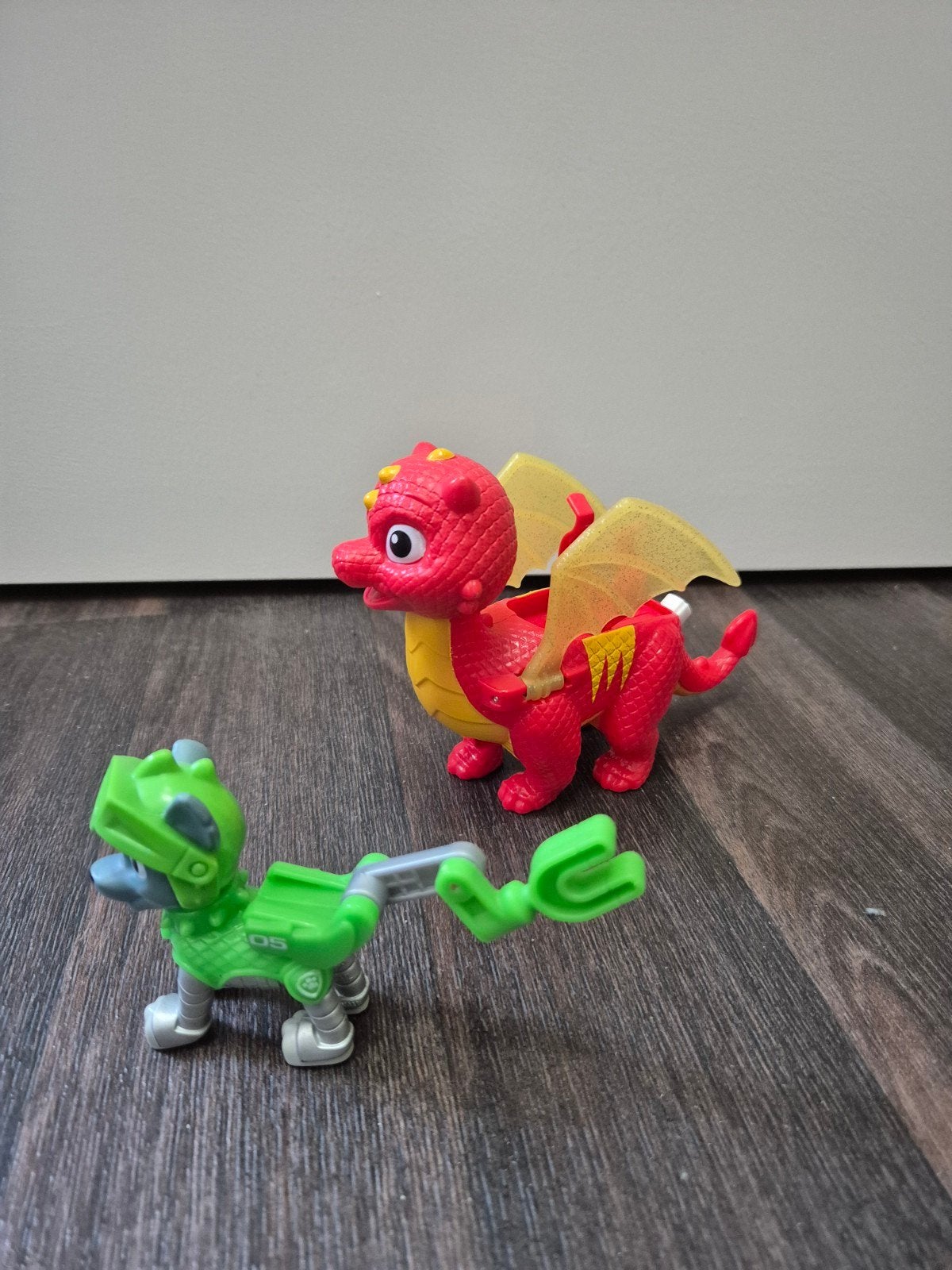 Paw Patrol - Rocky op draak met bewegende vleugels, Ophalen