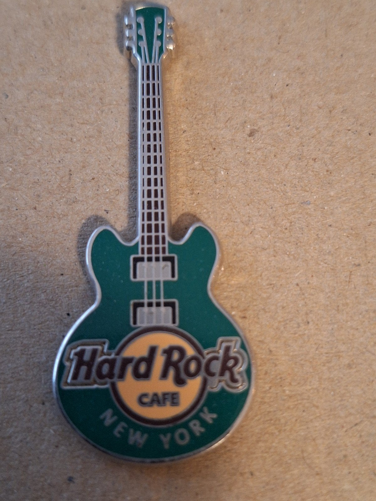 Hard Rock Cafe New York gitaar pin, Ophalen of Verzenden, Zo goed als nieuw