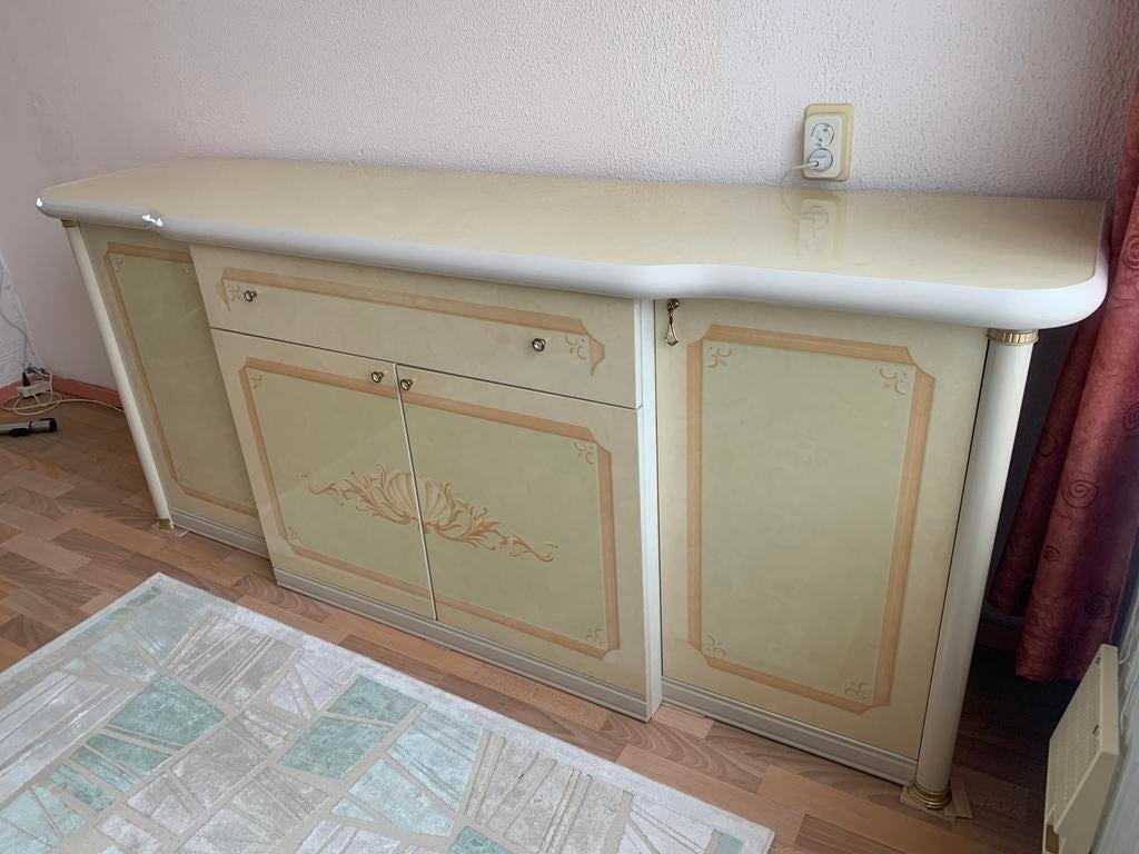 Dressoir italiaans hoogglans meubel, Met deur(en), Dressoir italiaans hoogglans meubel, Ophalen of Verzenden, Zo goed als nieuw