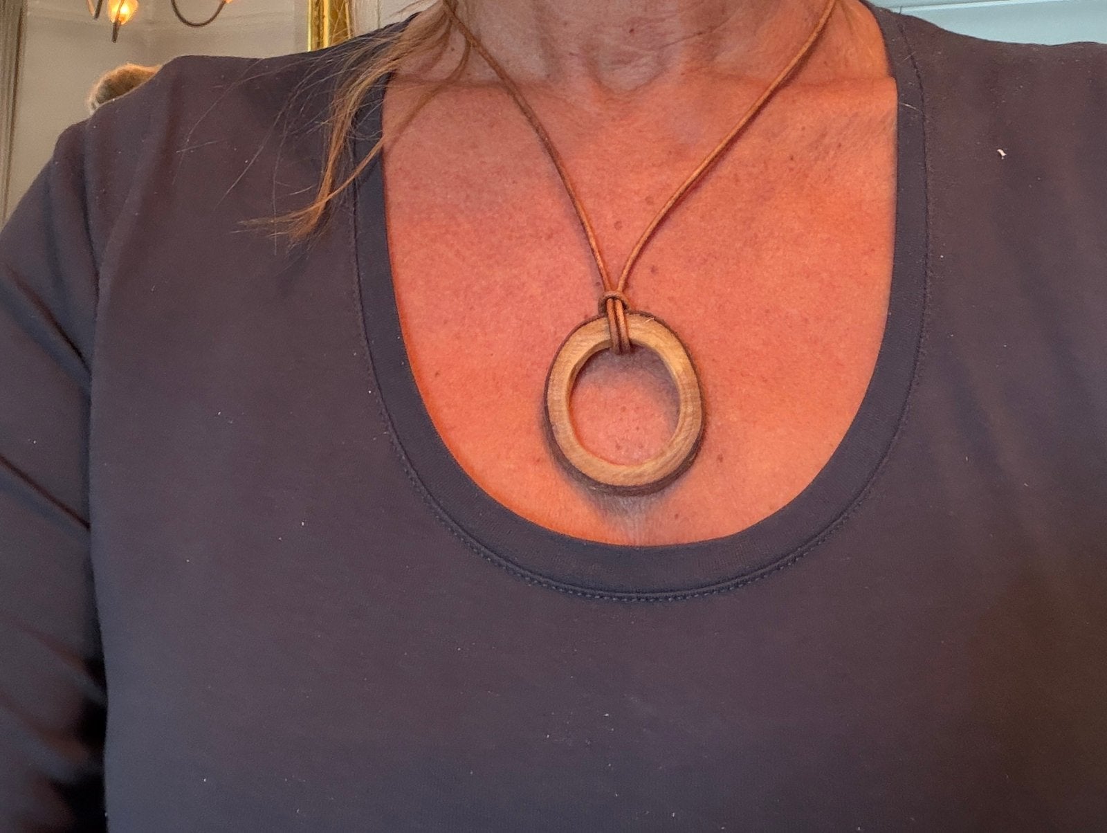 Houten kettinghanger, Sieraden, Tassen en Uiterlijk, Ophalen of Verzenden, Zo goed als nieuw, Bruin, Overige materialen
