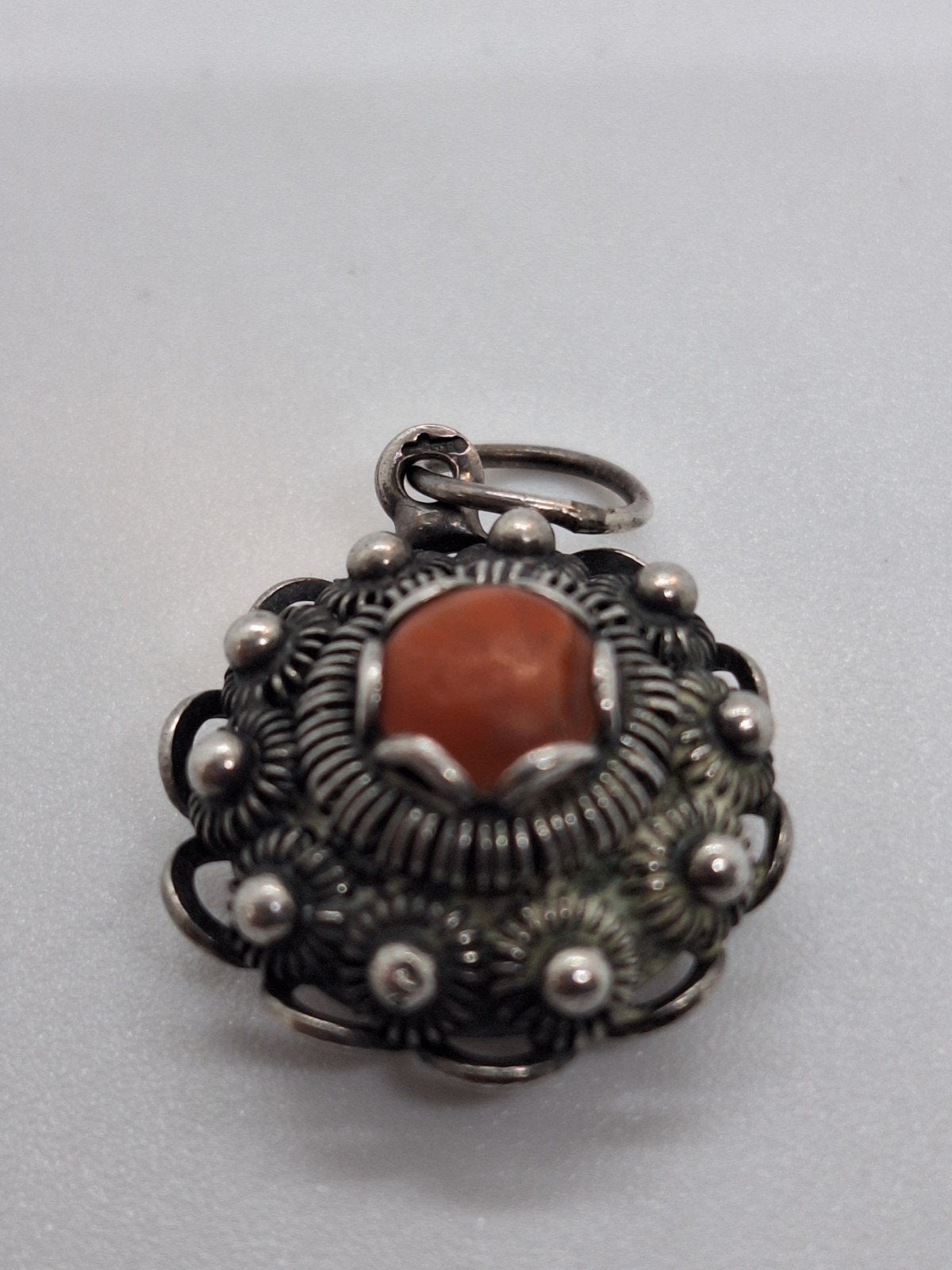 Antieke Zilveren Zeeuwse Knoop met Bloedkoraal Hanger, Antiek en Kunst, Ophalen of Verzenden, Zilver