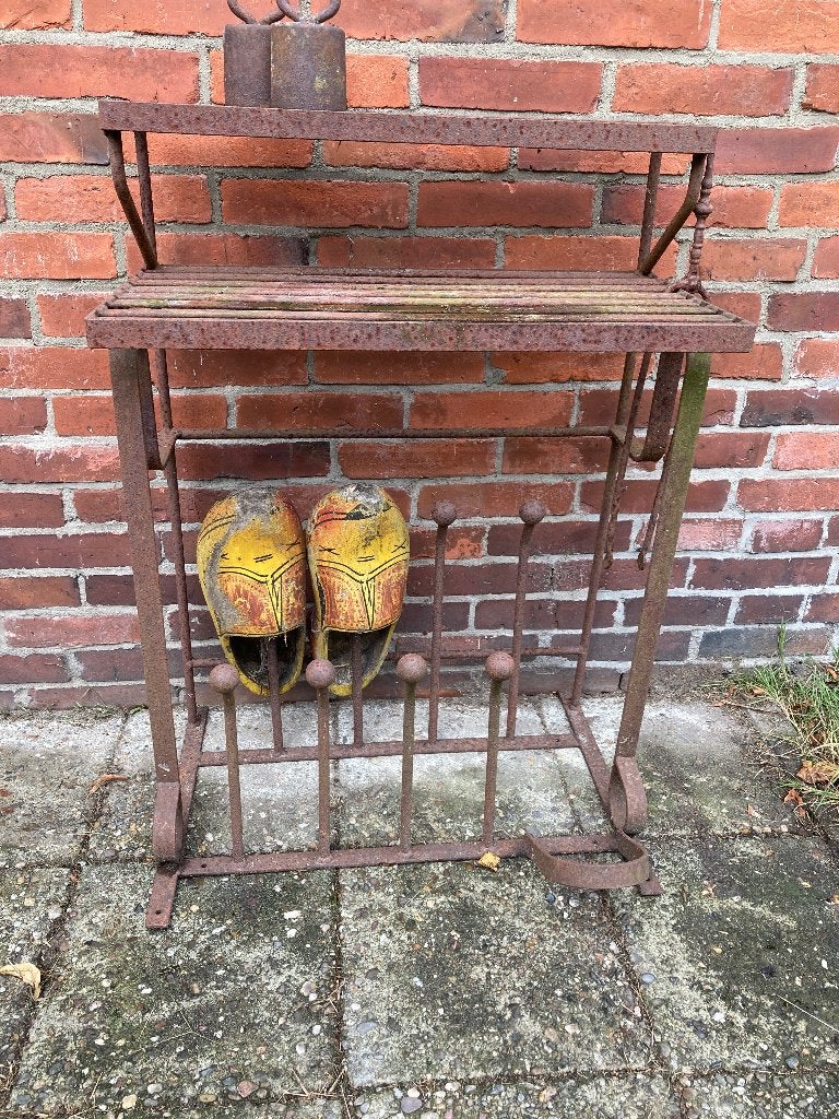 Roestige laarzenrek, Ophalen, Gebruikt