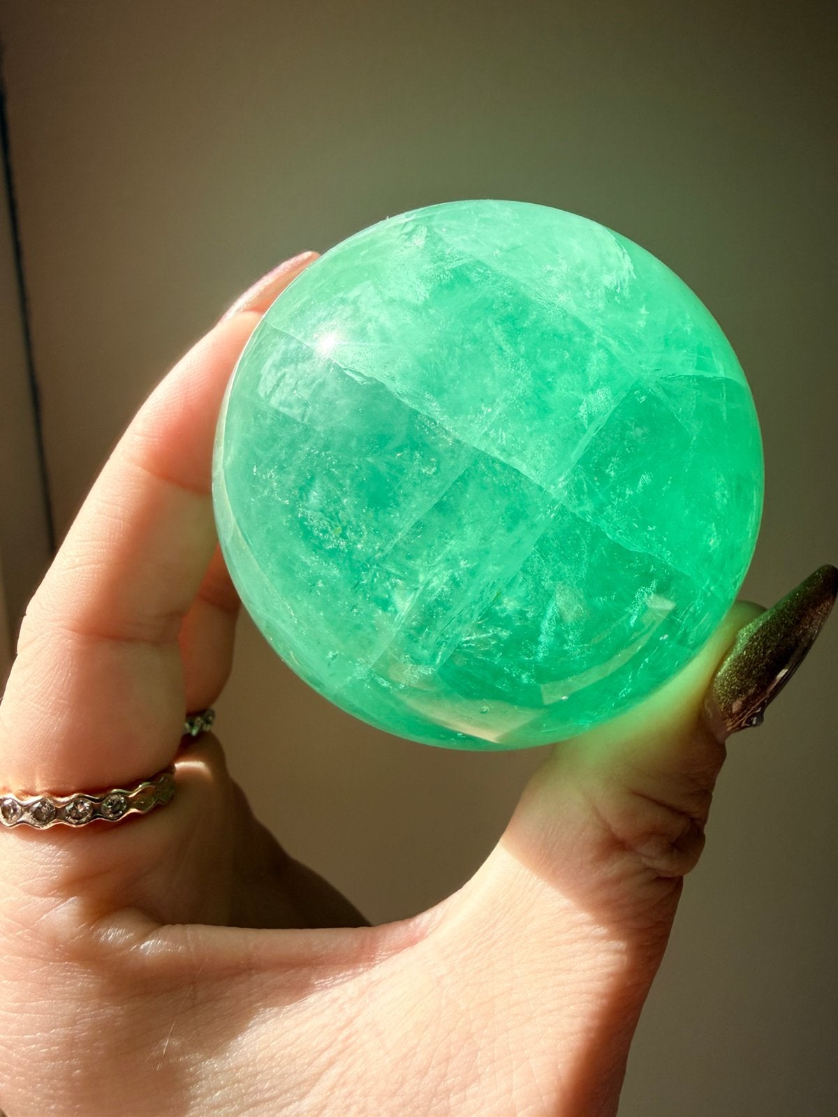 Werkelijk prachtige fluoriet sphere | groen, Verzamelen, Ophalen of Verzenden