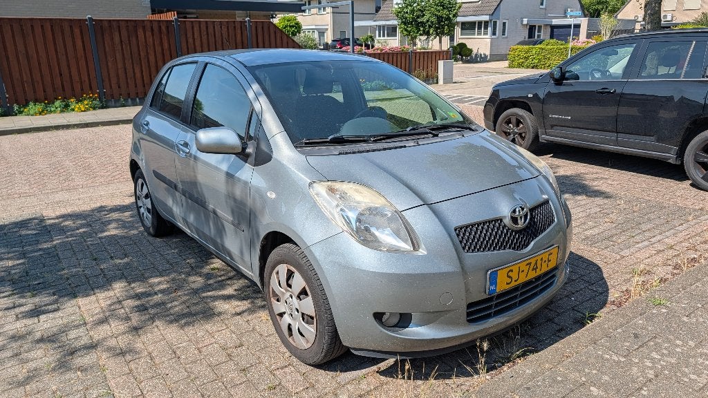 Toyota Yaris 1.0 12V Vvt-i 5DR 2008 Grijs - UITLAAT KAPOT, Auto's, Toyota, Voorwielaandrijving, 970 kg, Stof, 40 €/maand