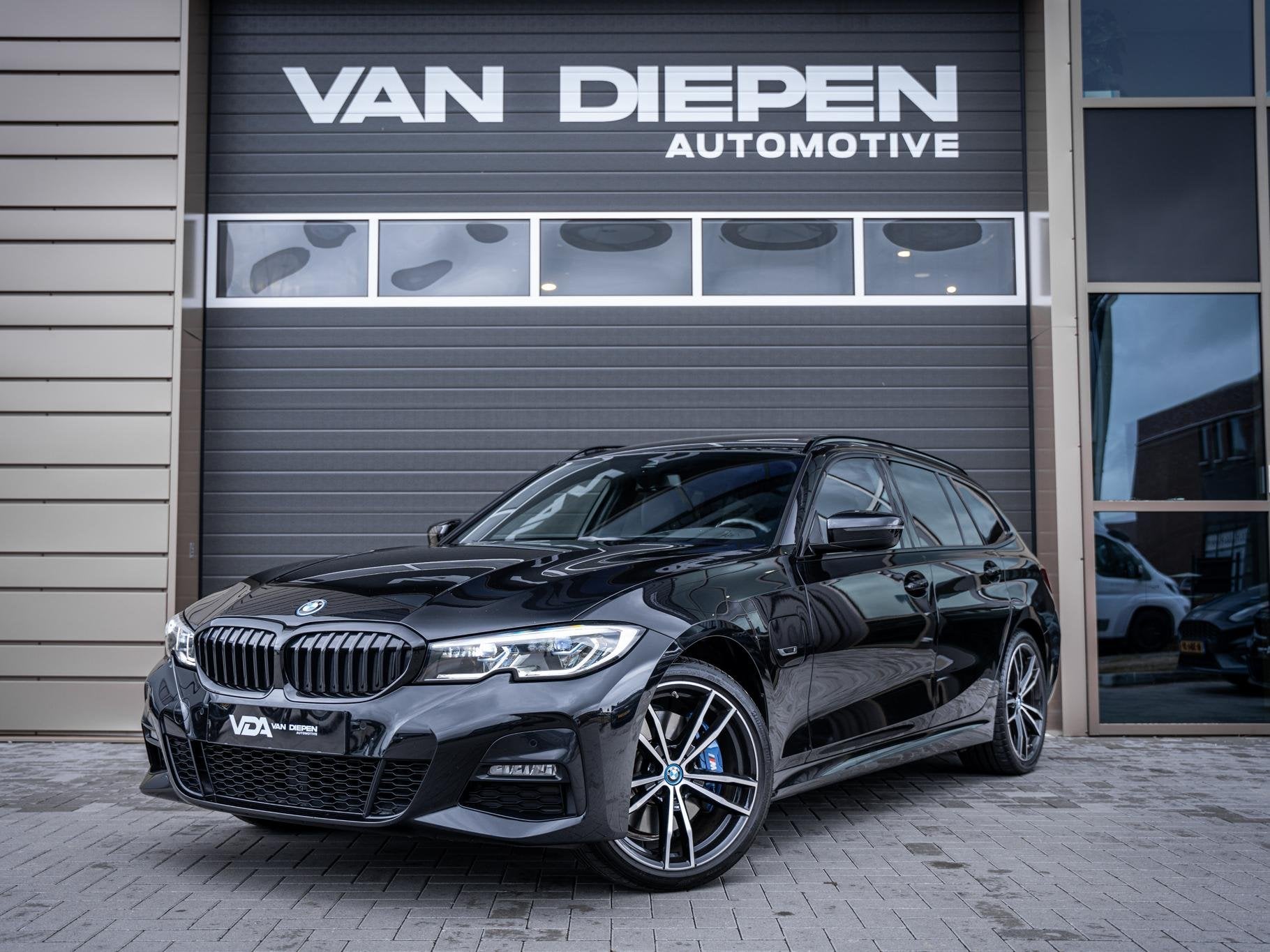 BMW 3-serie Touring 330e High Executive - M-Sport l Laser l, Auto's, 1998 cc, Gebruikt, 4 cilinders, Zwart