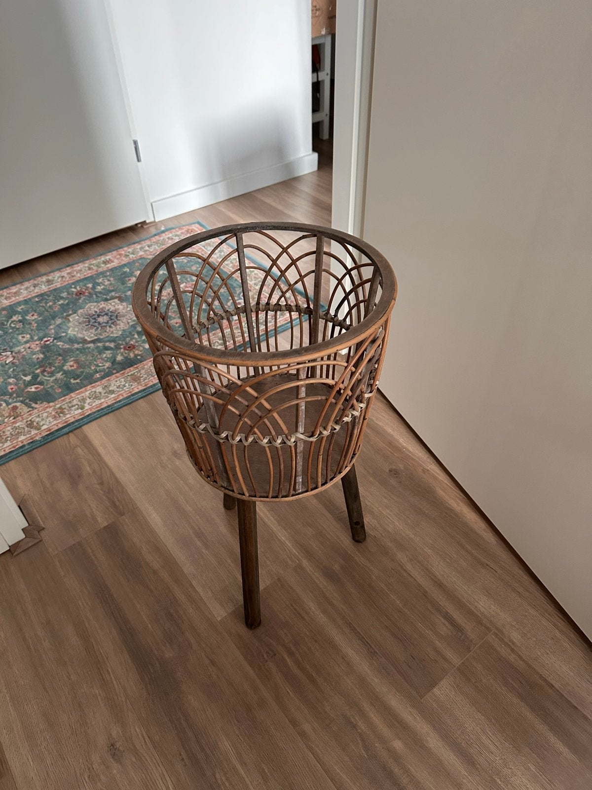 Vintage plantenstandaard van rotan, Huis en Inrichting, Woonaccessoires | Overige, Ophalen, Vintage, Gebruikt, Natuurlijk materiaal