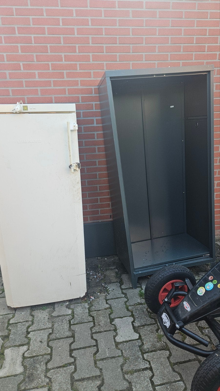 Gratis af te halen: Locker kast en kapotte vriezer, Ophalen, 160 cm of meer