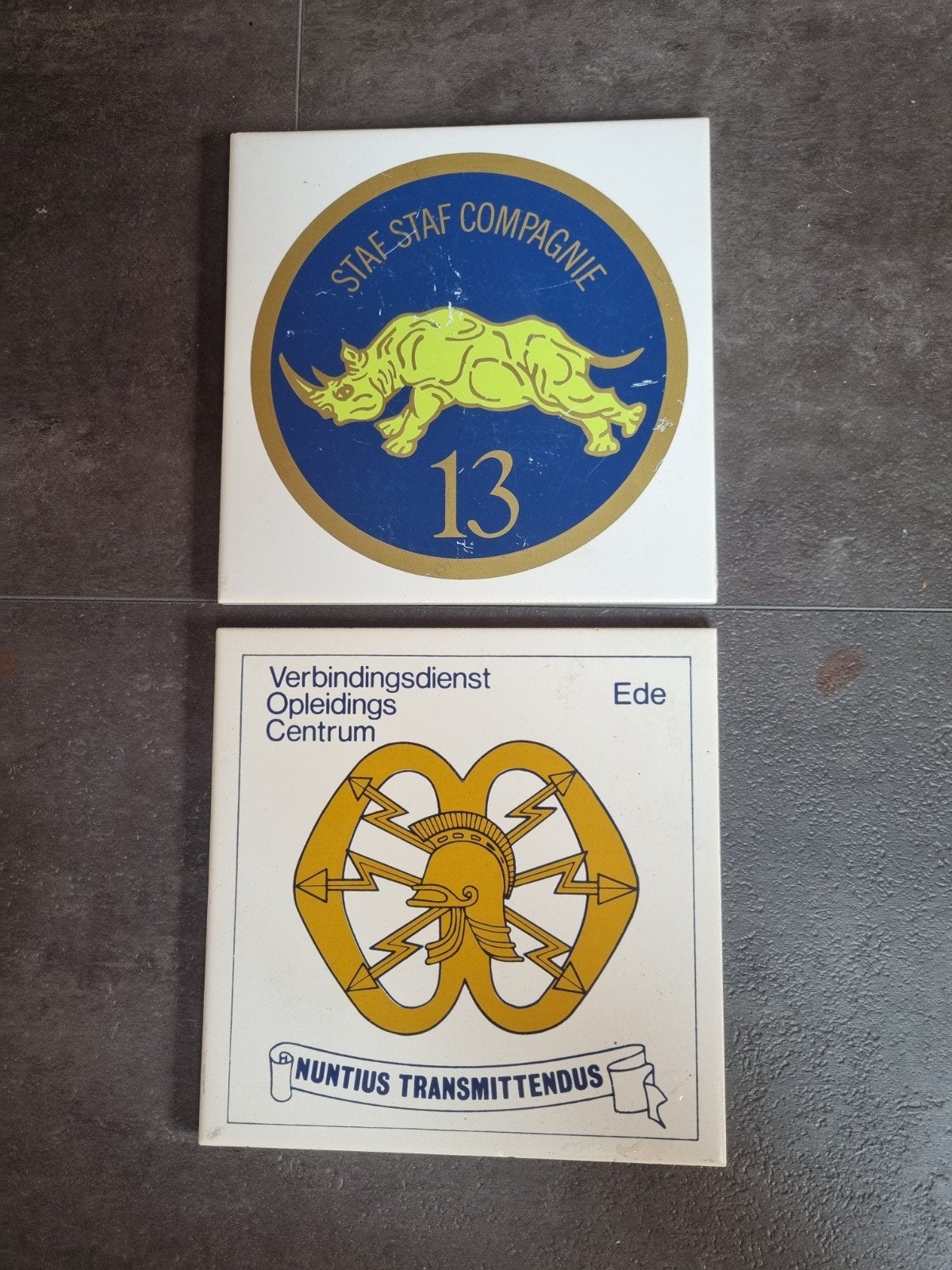 2 Oude Herinneringstegels Koninklijke Landmacht 15x15cm, Ophalen of Verzenden
