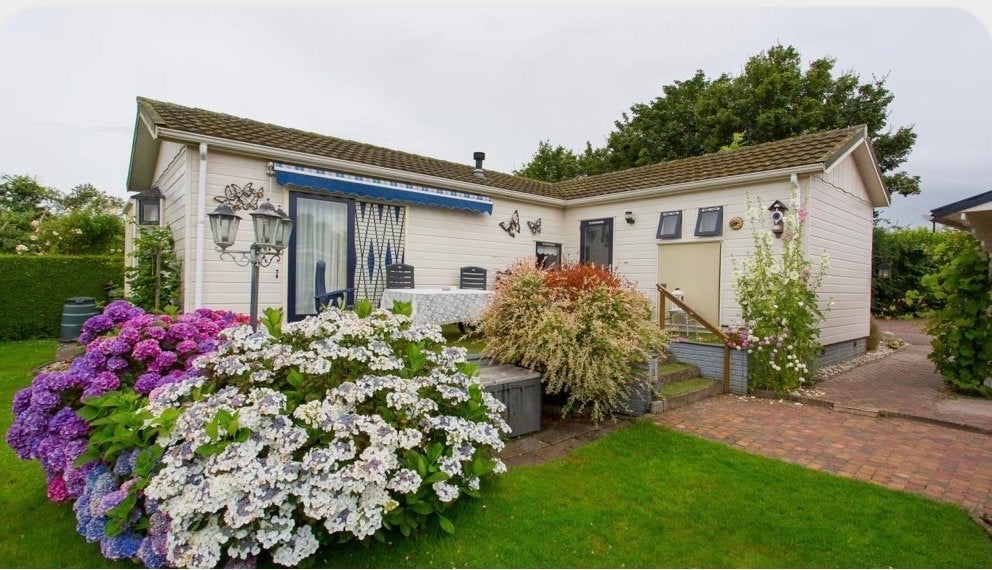 Ruim L-vormig chalet met hoektuin op camping 't Akkertien, Tot en met 4