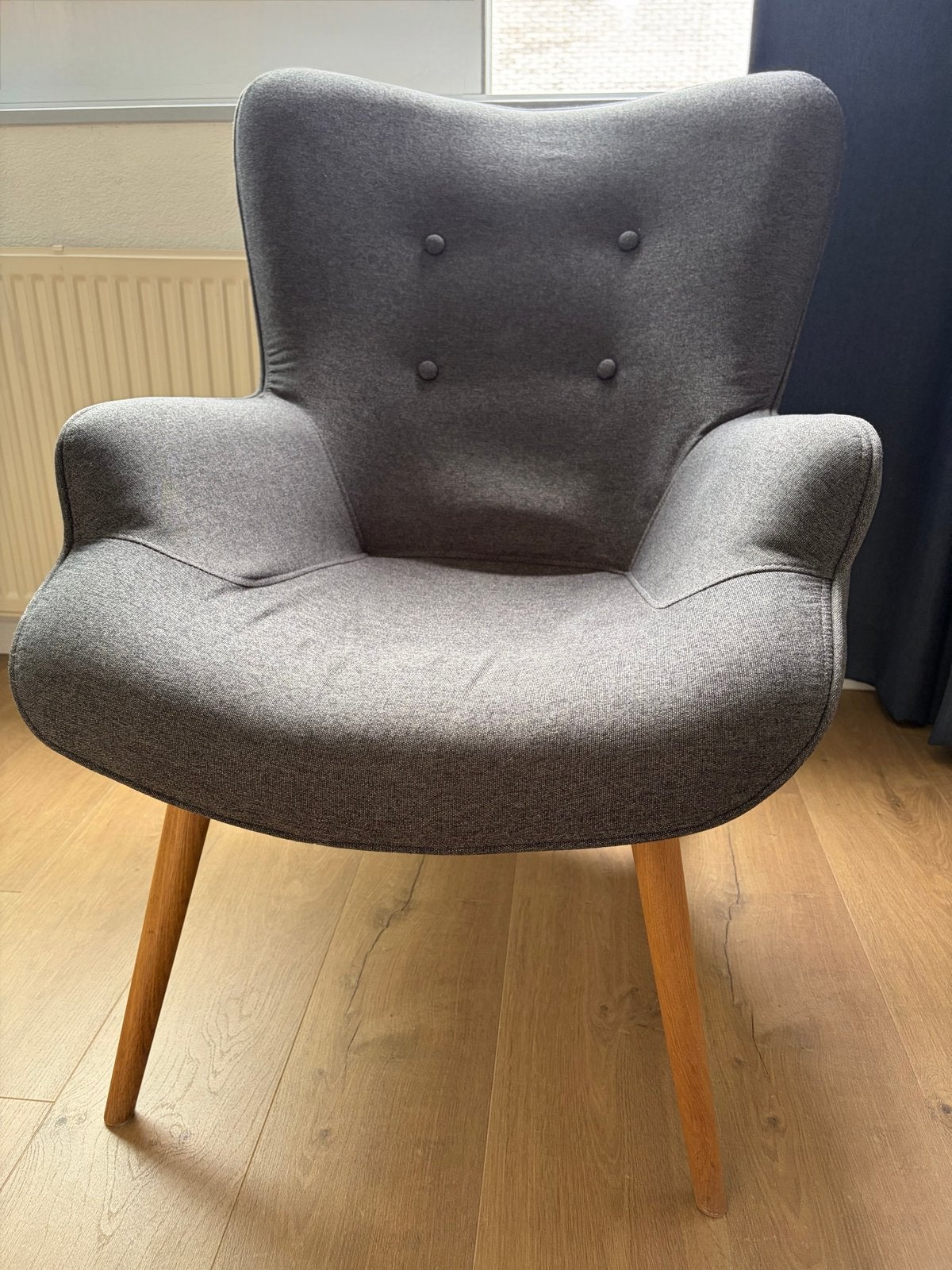Comfortabele grijze fauteuil met houten poten, Ophalen, Gebruikt, 75 tot 100 cm, Stof