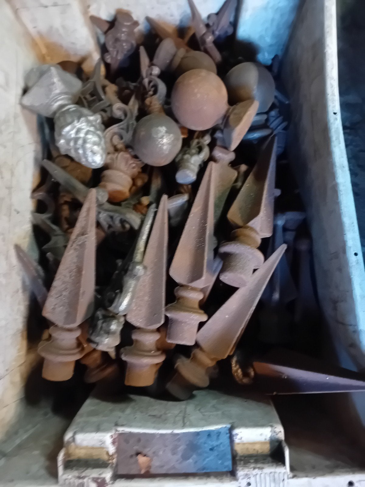 Diverse hekpunten paalkoppen en rozetten 500 stuks., Ophalen, Nieuw, IJzer, Sierhekwerk