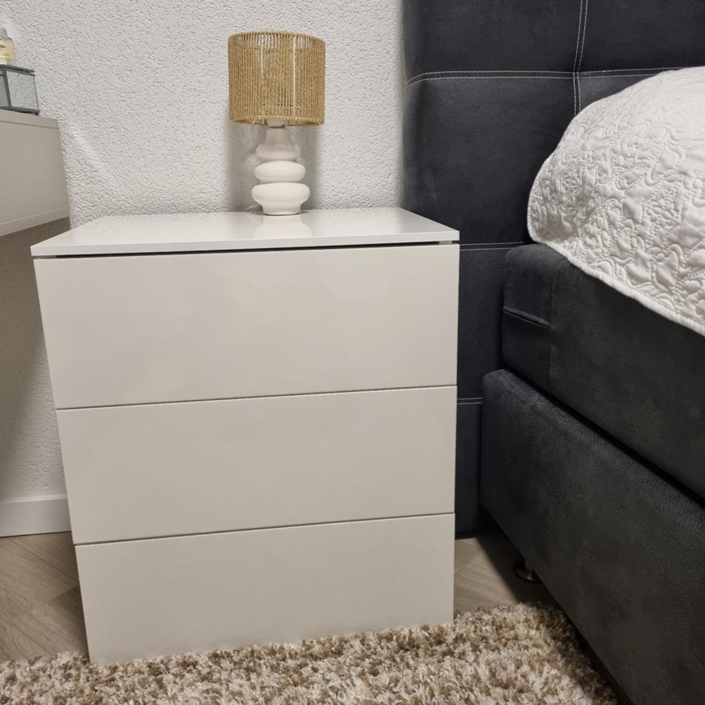 2 Witte hoogglans nachtkastjes met 3 lades, Overige materialen, Gebruikt, Minder dan 45 cm, 55 tot 70 cm