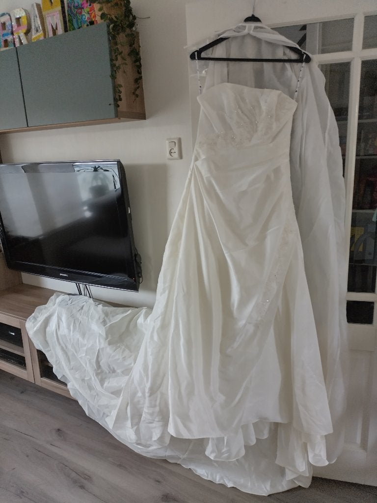 Strapless trouwjurk met sleep, Trouwjurk, Wit, Ophalen of Verzenden, Onbekend
