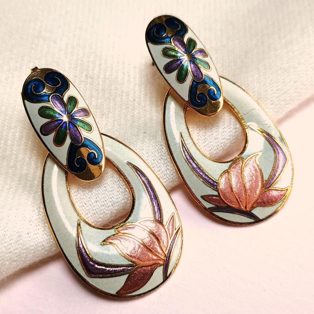 Vintage oorbellen stekers email cloisonné wit roze bloemen, Verzenden, Wit, Glas, Hangers