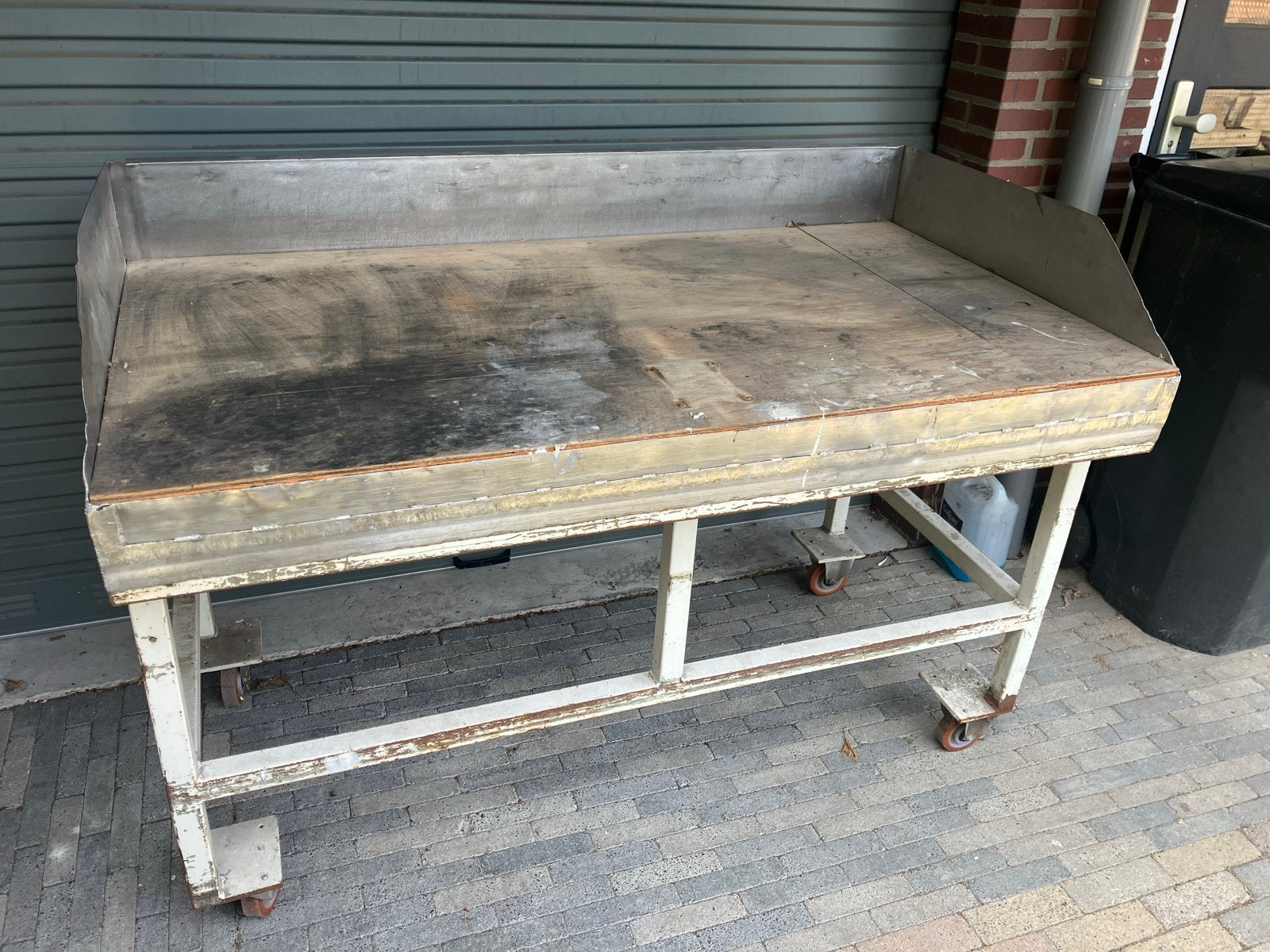 Metalen werkbank op wielen met houten blad en RVS randen, Ophalen, Gebruikt, 70 tot 120 cm