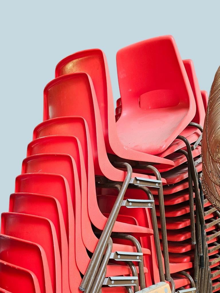 Stapelbare rode stoelen - Te koop en/of te huur, Ophalen, Gebruikt, Modern, Praktisch, Onbekend