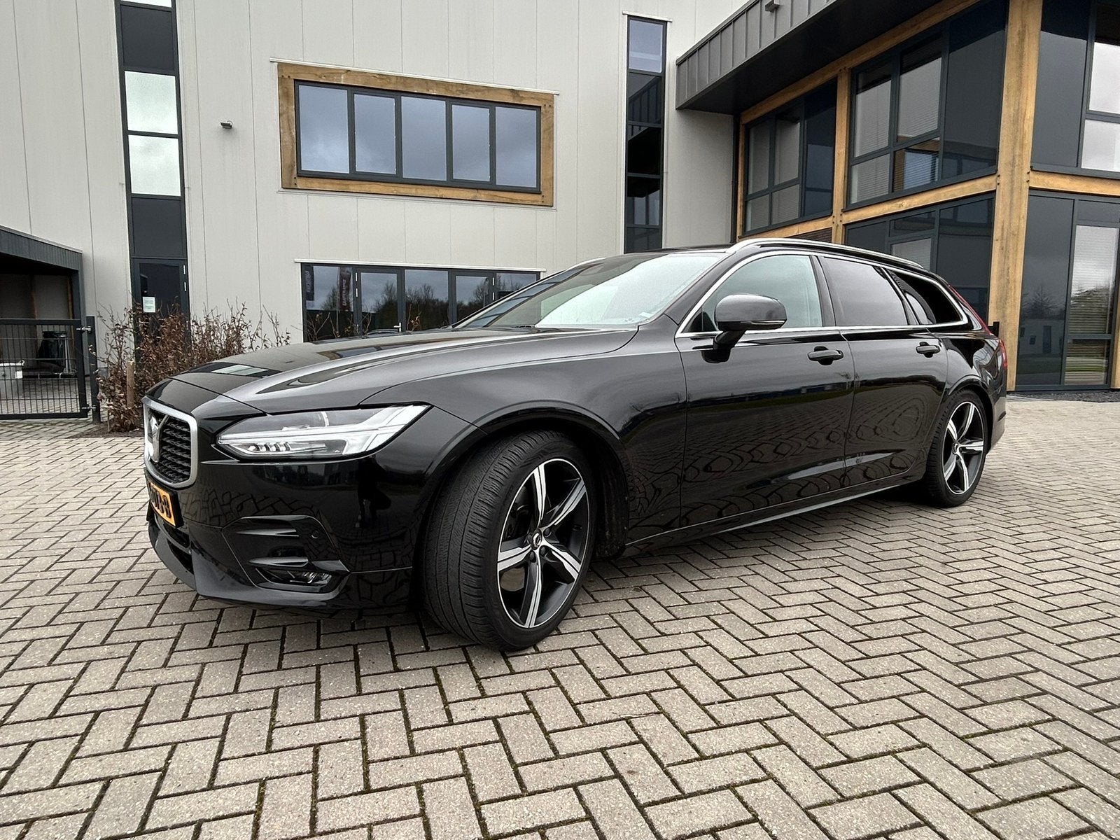 Volvo V90 T4 2.0 191 PK R-Design |Trekhaak | Cam | Sw | Mass, 1969 cc, Stationwagon, Adaptive Cruise Control, Particulier