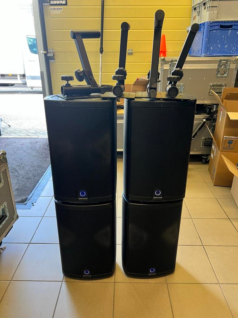 4 Turbosound Milan M10 luidsprekers met wandbeugel, Ophalen of Verzenden, Zo goed als nieuw, Front, Rear of Stereo speakers, Overige merken